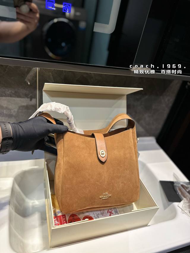 礼盒包装 蔻驰 Hadley 流浪包coach 自重轻且容量大，皮质细腻柔软 尺寸对小个子挺友好的！上身不会显得比例失调麂皮棕色跟秋冬就很绝配，管它好不好打理呢