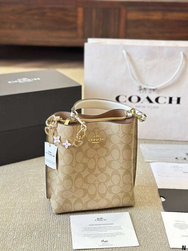 配挂件 Coachmollie Bucket 系列 水桶包一直都是经典 常见的包型 Coach也太会了molie 系列做了改进 手柄和斜挎肩带都可拆卸 互不干扰