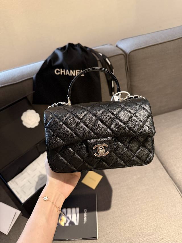 折叠礼盒包装 Chanel 手柄mini Cf Handle 手柄款cf款式一直以来都是百看不腻的 这季度在经典cf Handle基础上搭配了皮穿链手柄 经典m