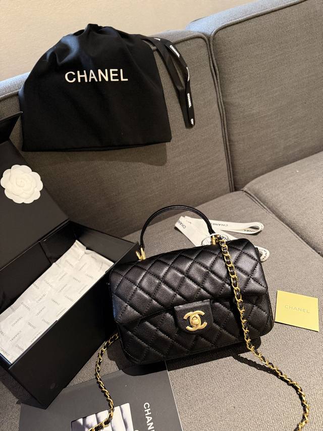 折叠礼盒包装 Chanel 手柄mini Cf Handle 手柄款cf款式一直以来都是百看不腻的 这季度在经典cf Handle基础上搭配了皮穿链手柄 经典m