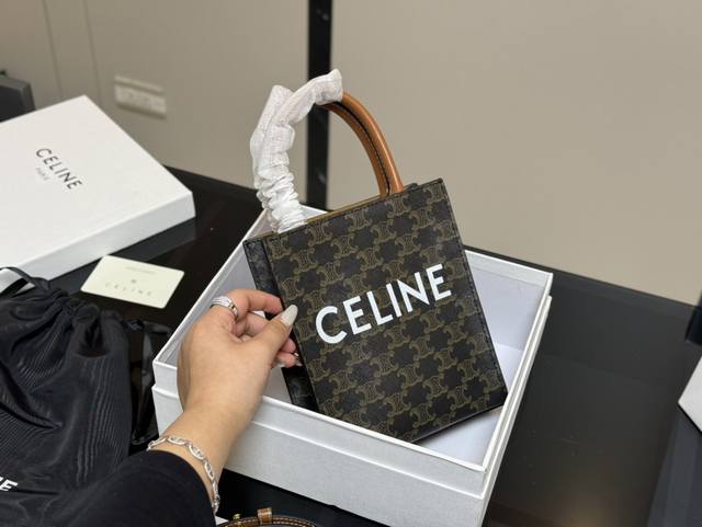 配盒 Size：17*21Cm Celine 老花 Mini Tote 赛琳老花耐看耐用 可爱又超级大气的一款！ 它绝对是四季款！Ydds