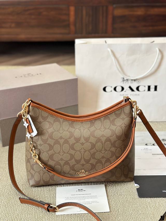 配挂件 Coach 新品！Laurel 流浪包 蔻驰经典的月亮包，比腋下包容量要大一点 尺寸28 25Cm