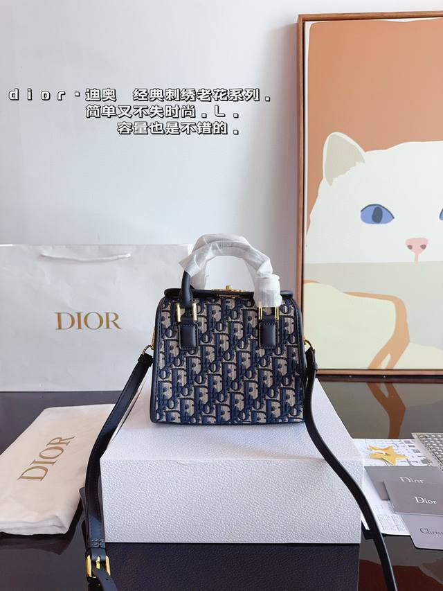 配礼盒 Dior 迪奥 新款 Cd扣环oblique 单肩手提包舒适，又很能装，出门必须品统统可以装进去，简单利落，背上它不需要凹造型，你就是一个行走的时尚了，