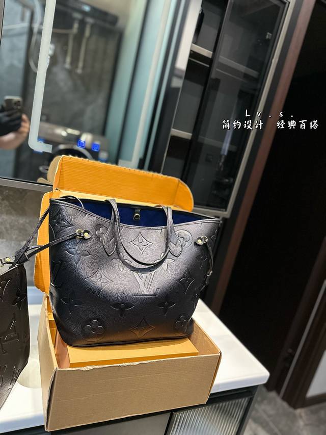 Lv 牛皮 L家 Neverfull 中号购物袋！入门级的款式哦！绝对的终身款！此物经典不言而喻！街拍和实用都是非常nb的选择！大家拿到后可以感受下，皮质颗粒之