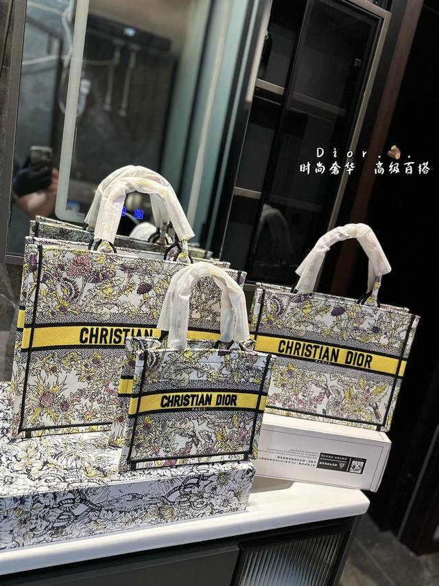 礼盒包装 迪奥tote托特包购物袋3D浮雕原版布 Dior 原版布提花 配丝巾dior Book Tote今年最喜欢的一款购物袋 Tote我用的次数最多的包，因