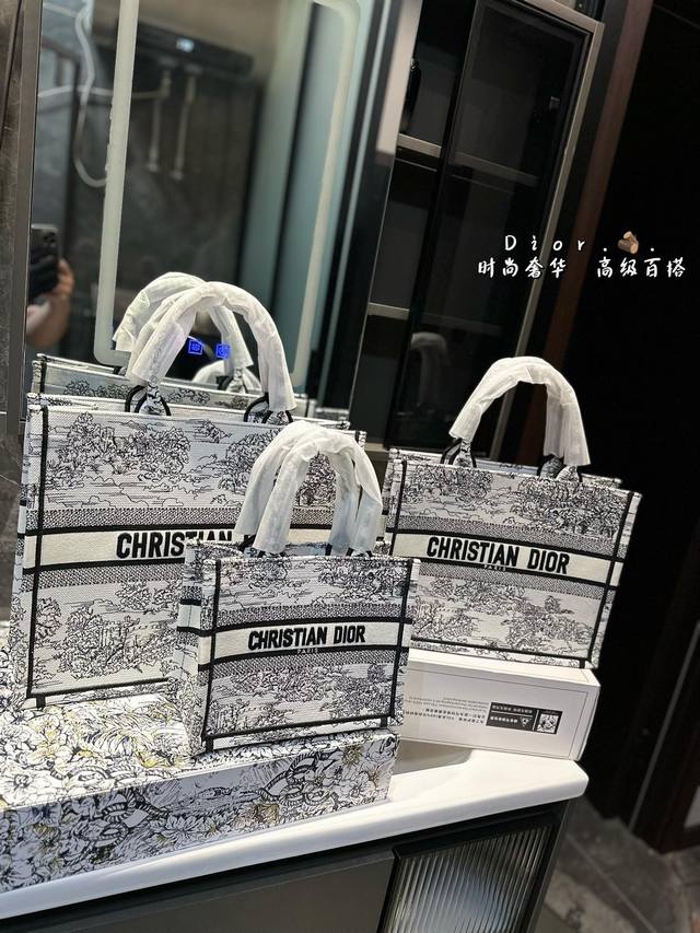 礼盒包装 迪奥tote托特包购物袋3D浮雕原版布 Dior 原版布提花 配丝巾dior Book Tote今年最喜欢的一款购物袋 Tote我用的次数最多的包，因