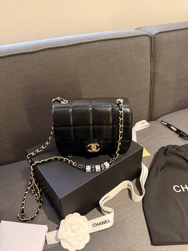 折叠礼盒包装 Chanel 小香家 24C 新品 秋冬 小金球 Mini 方胖子 说是本季最美方胖子不过份吧 黑金配色直戳心窝 妥妥的c位！ 尺寸18Cm