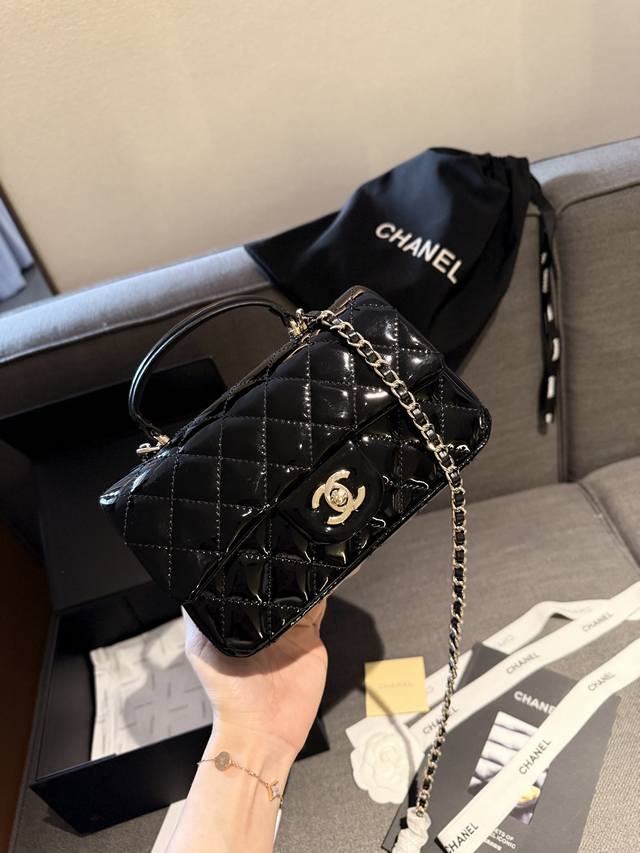 折叠礼盒包装 Chanel 手柄mini Cf Handle 手柄款cf款式一直以来都是百看不腻的 这季度在经典cf Handle基础上搭配了皮穿链手柄 经典m