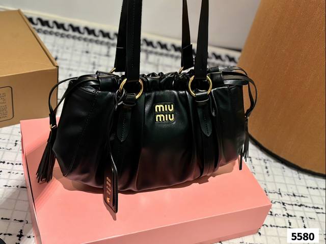 配礼盒尺寸34.21 Miumiu24秀款 饺子包 谁懂miumiu这只机车包 美拉德美学直接拉满！ 拍照出片率也很感人气 溢出屏幕的时髦感我直接爱住！ 狠狠戳