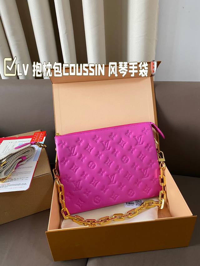 Lv锋芒乍现 抱枕包coussin 风琴手袋 单肩斜挎包 被拿来用做手包简单大方的款式 真的很炫酷 折叠盒飞机盒 尺寸27*20