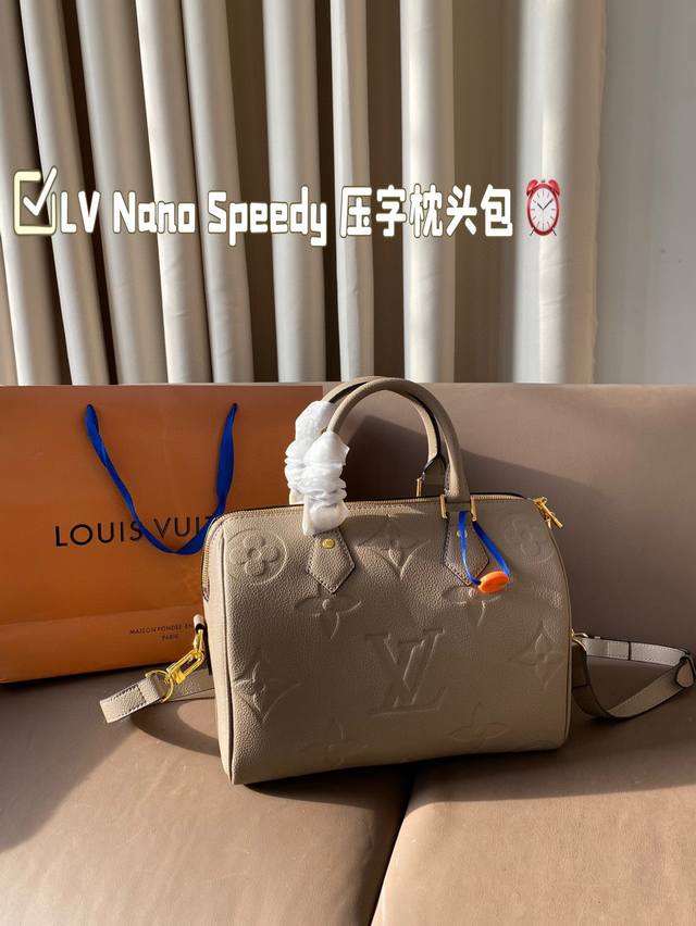 折叠盒 配丝巾 Lv Nano Speedy 压字枕头包 Lv 新款系列 枕头包 手袋,全网首发 Lv Speedy Nano 枕头包这款retiro 手袋以标