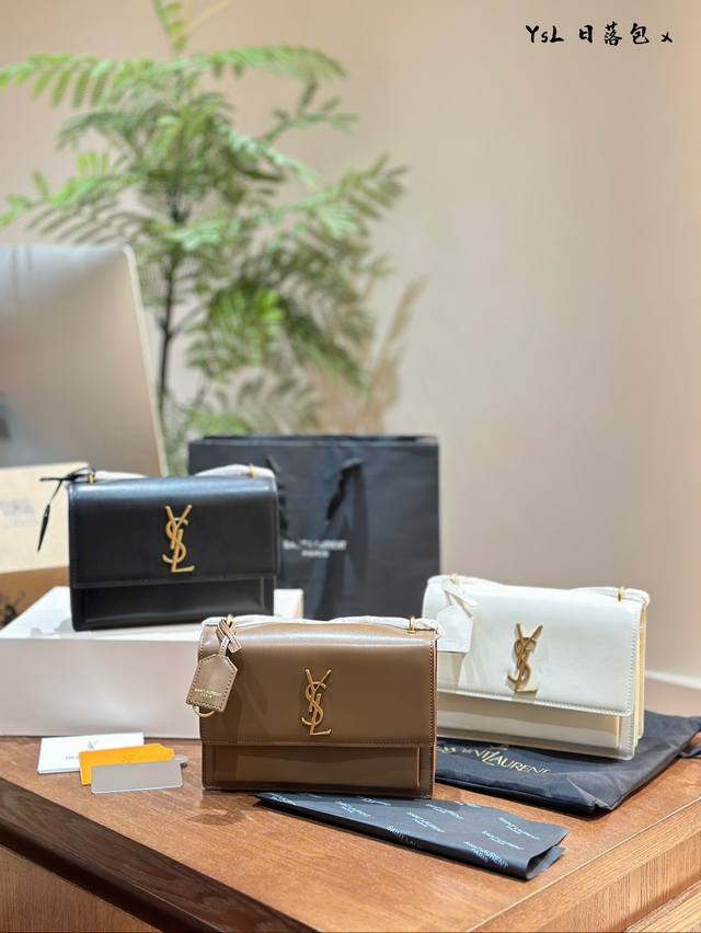 酷辣姐姐指南口上身ysl Sunset Ysl Sunset中号牛皮链条斜挎包包身精致又立体 简单奢华高级干练的代名词 黑色光面牛皮搭配金色logo 更加前卫复