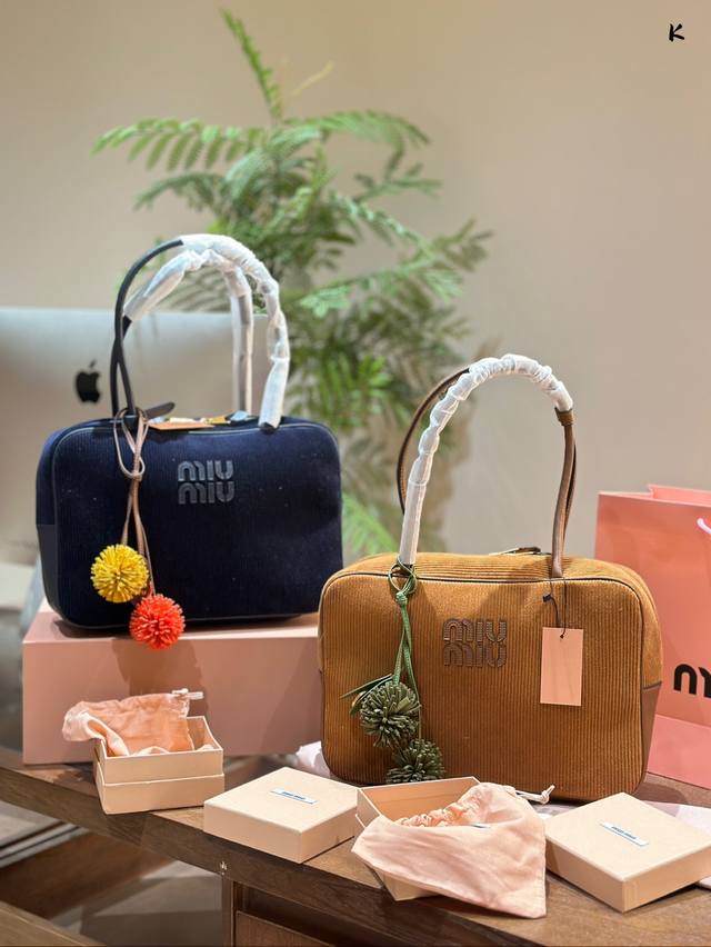 包包 挂件 Miumi秋冬款手提公文包 顺应潮流趋势、Miu家再度爆热秋冬季节少不了灯芯绒的时髦搭配经典大气的保龄球公文包造型设搭配高级的色彩简直不要太好看，既