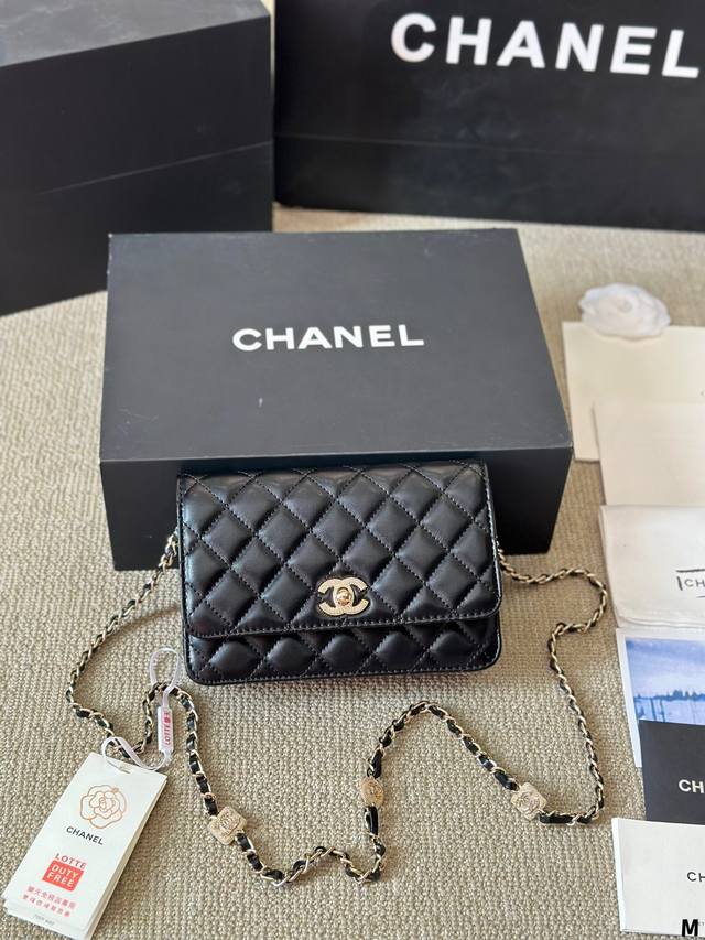 Chanel Woc 新发财包 小香牛皮最近好多明星都在背 Chanel 19 这款包是由老佛爷karl Lagerfeld 和 Chanel现任创意总监 Vi