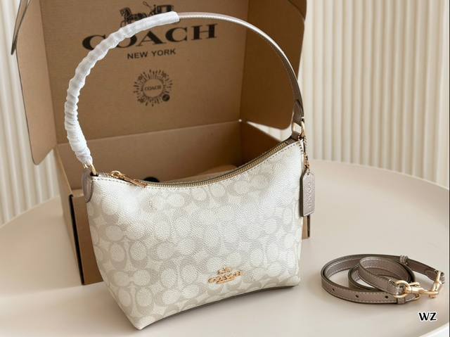 飞机盒 Coach 11月新品 Zip Top 腋下斜挎女包 Coach 11月份新品上新 Zip Top带有拉链设计，十分方便 21*17