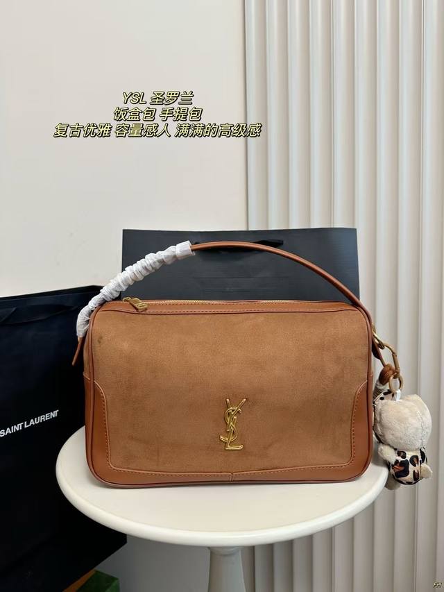 配盒 Ysl 圣罗兰 Camera Supple Bag 饭盒包 手提包 这款手袋是一款宽敞的包包,带有牛皮革底座和柔软的包身。采用纳帕牛皮革制成,拉链封口,设