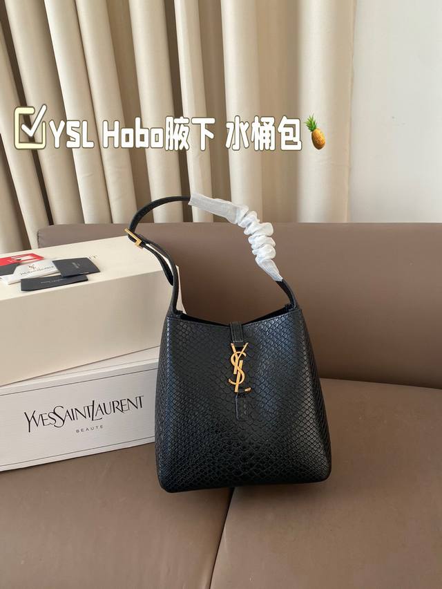 Ysl Hobo腋下 水桶包 Ysi家当之无愧的入门经典款 超级耐燥这个皮质真的是我最爱的皮质之一不怕刮牛皮的纹理也有质感 相比金链我更喜欢链非常耐看 尺寸21