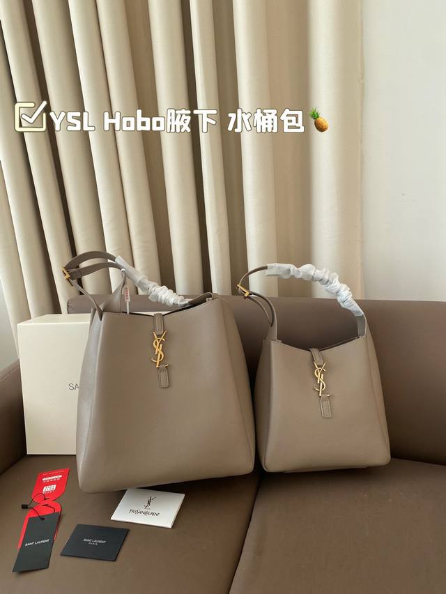 大号 小号 复刻版 牛皮 Ysl Hobo腋下 水桶包 Ysi家当之无愧的入门经典款 超级耐燥这个皮质真的是我最爱的皮质之一不怕刮牛皮的纹理也有质感 相比金链我