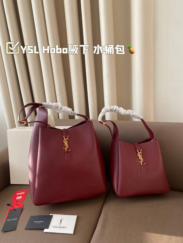 大号 小号 复刻版 牛皮 Ysl Hobo腋下 水桶包 Ysi家当之无愧的入门经典款 超级耐燥这个皮质真的是我最爱的皮质之一不怕刮牛皮的纹理也有质感 相比金链我