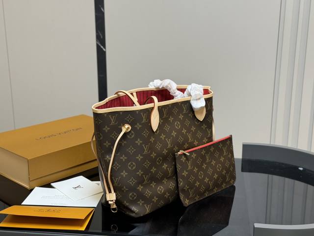 配盒 Size： 32底*28高cm Lv Neverfull 中号购物袋！ 骨灰级产物！ 经典到无可复制！ 有质感！有味道！