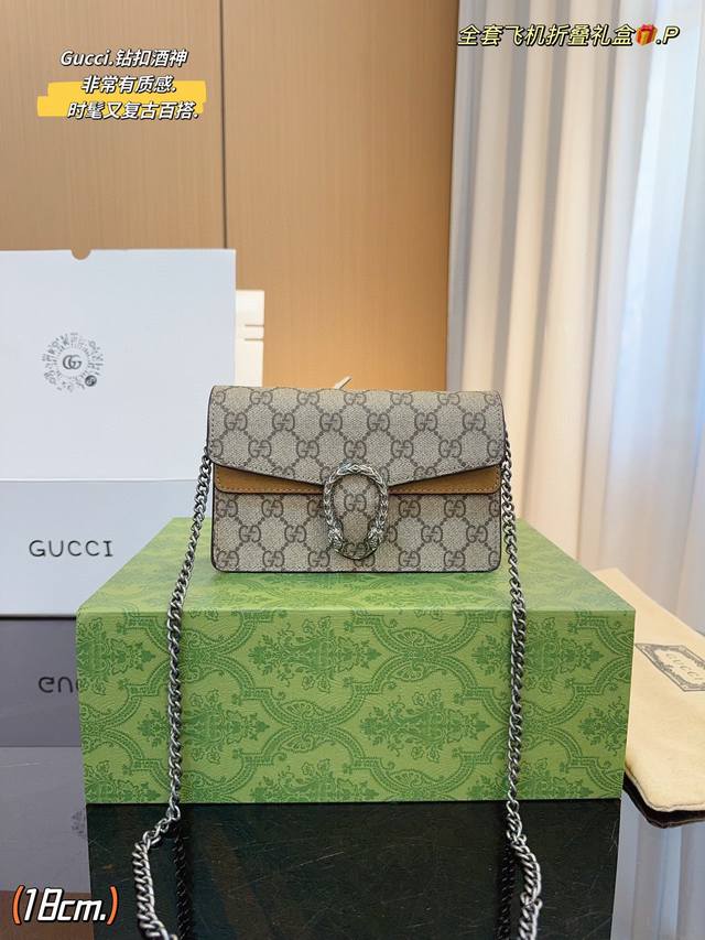 配礼盒 Gucci 古奇 新款 酒神链条包名字来源于古希腊罗马神话中的酒神 虽为手袋界的新秀 但即使是在it Bag层出不穷的今天 经典包款里也有它一席之地 销