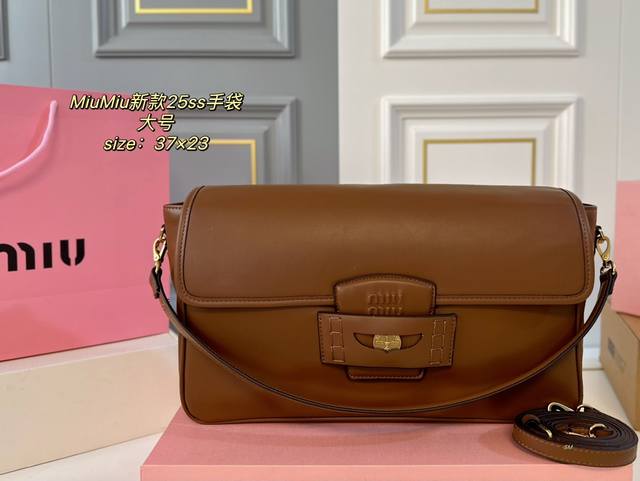 大号 折叠盒 Size:37×23 Miumiu缪缪新款25Ss Penny Leather Bag手袋 硬币隐藏磁性吸扣，既好看又能固定包包 宽敞的隔层和副拉