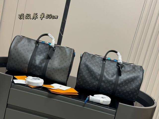 超酷中lv Keepall旅行袋 Lvkeepall 出差旅行最常用的一只包 这是超酷的一只包 可以做健身包，也可做旅行袋 容量超级感人非常的实用 出差三四天背