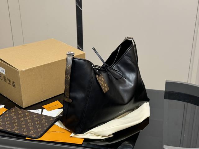 折叠盒飞机盒 Size：42.30Cm Lv Carryall 年度包王 带有蝴蝶结的腋下包喜欢吗， 内附一只收纳零钱包， 性价比颜值超在线了 ！ 单肩斜挎完全