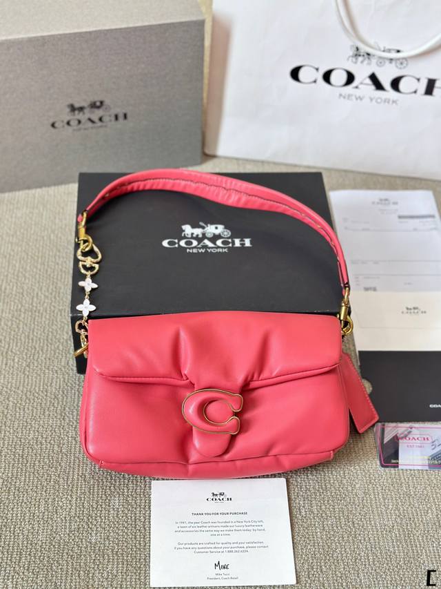 大号 配挂件 Coach Tabby Shoulder Bag 。Otabby 系列新款 Coach 链条 ”。包包天花板来啦~ 暗黑系高级感拉满的全黑金属扣、