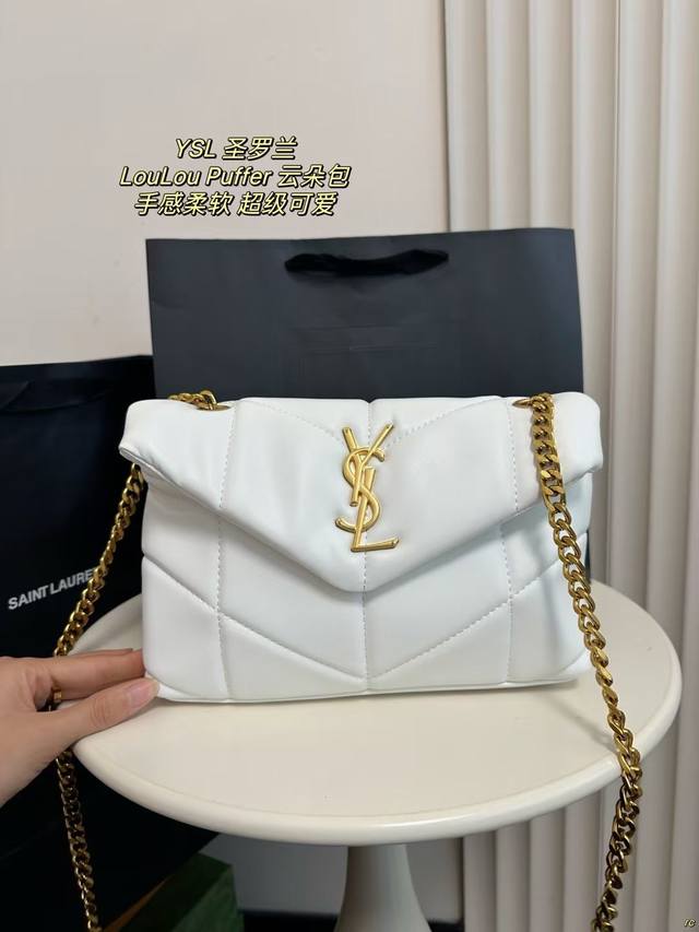 配盒 圣罗兰ysl Loulou Puffer 云朵包 软乎乎的手感特别舒适，无隔层，日常容量完全够用，好搭且气质。自重轻，上身很有质感。 尺寸：24*18Cm