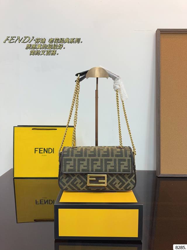 配礼盒 Fendi 芬迪 新品全幅饰 可手提斜挎包，Ss23Fendi Baguette强势回归，标志性的baguette手袋采用翻盖设计，配有ff磁扣开合。配