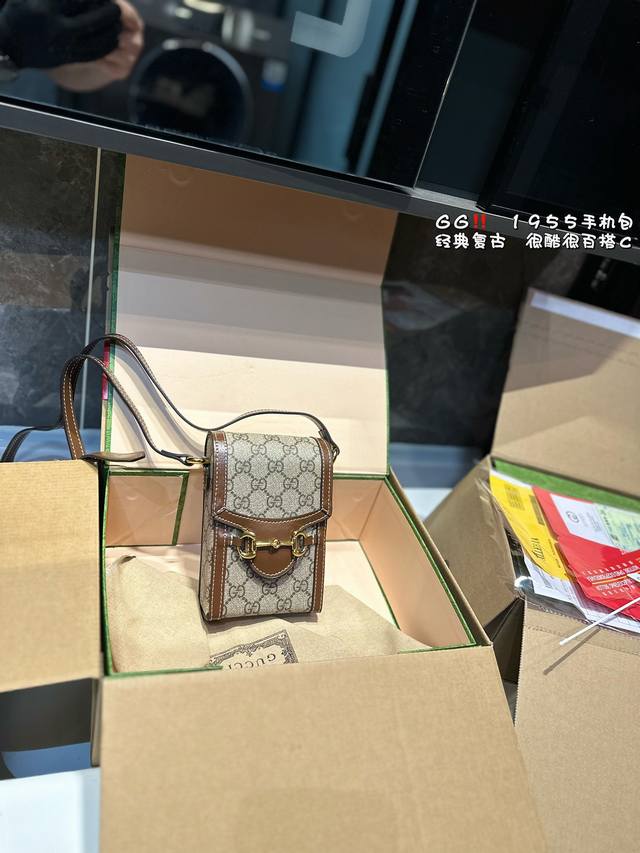 礼盒包装 Gucci 1955 手机包 很酷很百搭 任何搭配都能够轻松驾驭 时尚潮流size: 11*17Cm