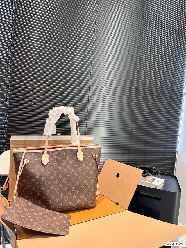 配飞机盒折叠盒子 Lv Neverfull 购物袋！入门级的款式哦！绝对的终身款！此物经典不言而喻！街拍和实用都是非常nb的选择！大家拿到后可以感受下，皮质颗粒