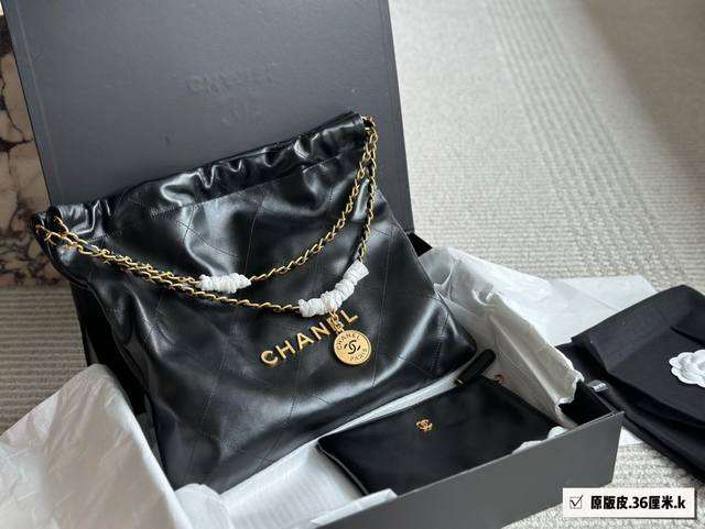 原单黑银 Chanel 22Bag垃圾袋 最贵的 “垃圾袋”。 不是第一眼美女但拿到手立马真香现场 上身时髦感upup 尺寸: 36Cm 俺建议直接冲中号啊 皮