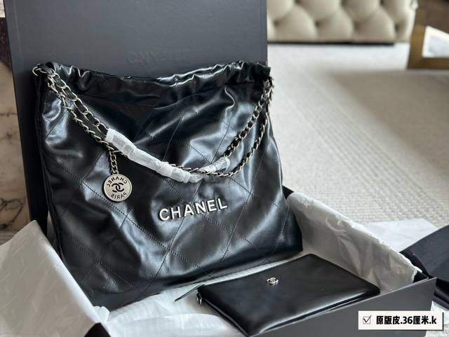 原单黑银 Chanel 22Bag垃圾袋 最贵的 “垃圾袋”。 不是第一眼美女但拿到手立马真香现场 上身时髦感upup 尺寸: 36Cm 俺建议直接冲中号啊 皮