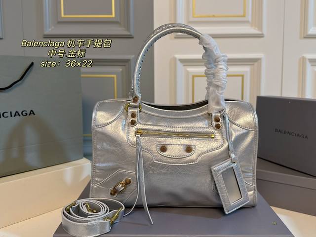 中号 无盒 Size：36×22中号 Balenciaga巴黎世家新款机车手提包 新款机车包系列重磅新款王炸登场～ 配长肩带，手提斜挎～ 沿用经典机车元素，细节