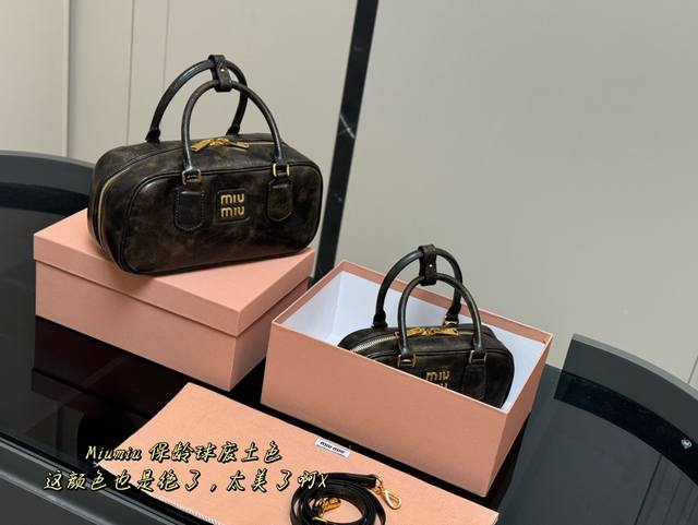 配盒 Size：28*13Cm 23*11Cm Miumiu保龄球 公文包 包包甜度刚好！ 很难不爱啊啊！ 可手拎也可斜挎 绝对不是小废包哦容量足足的~~ 出场