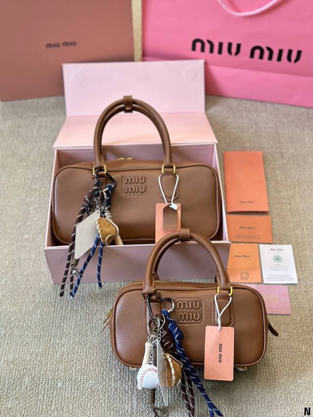 牛皮版本 配挂件 Miumiu限定款相机包 简单又好看 Miumiu而且超级实用， #Miumiu新款包包 尺寸大号28 14Cm 小号23 13Cm