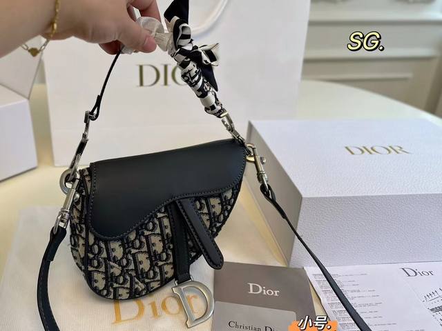 小号 折叠盒飞机盒 Size:18×16小号 Dior 迪奥秋冬新款刺绣马鞍包 将帅气和优雅两种不同风格碰撞一起. 融合了新一代女性的时髦与个性～ 百搭的程度可