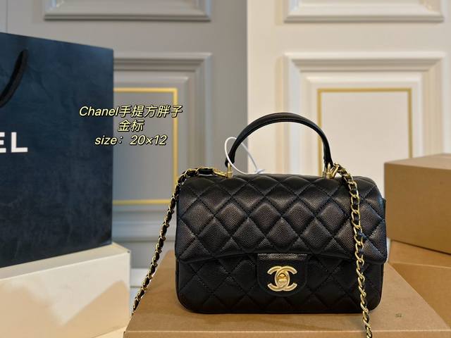 配盒 Size：20×12 Chanel 香奈儿手提方胖子 上身效果非常棒，时尚经典百搭 复古氛围感瞬间拉 百搭又气质的一款包包