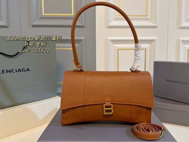 中号 无盒 Size：33×20中号 Balenciaga巴黎世家新款沙漏包 抢眼外型展现率性气质掀起热潮！ 质感软糯，多色可选，随性大气 特殊材质b字母扣饰品