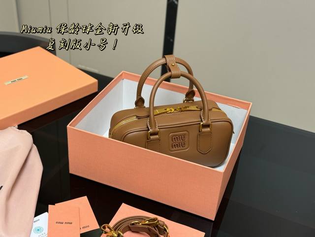 升级版配盒 Size：23*11Cm Miumiu保龄球 公文包 包包甜度刚好！ 很难不爱啊啊！ 可手拎也可斜挎 绝对不是小废包哦容量足足的~~ 出场就是miu