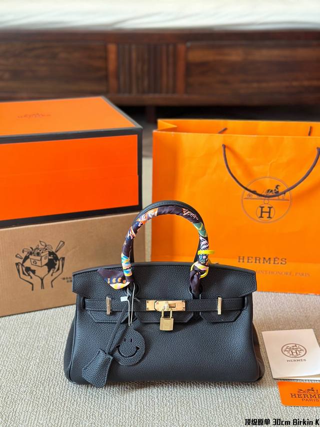 顶级原单 头层皮 Hermes 30Birkin 横款 这一经典款式相对原款铂金包版型细长，尺寸更为轻巧，甚至你可以直接将它作为手包夹在胸前。最关键的一点是对于