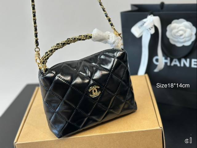 折叠盒 Chanel24B上新拧链饭盒包 呈现出奢华高级 这颜值太迷人啦经典黑金和优雅线条尊嘟好好看，呈现出奢华高级的美感再搭配上金色的小双c,婉转中透出女孩子