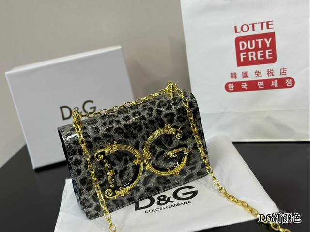 配盒 Bags Napoli 手袋灵感日记夏日优雅纷呈，＃Dolcegabbana 多样手袋丰富你的百变造型在dg包袋家族中，创意总监stefano和domen