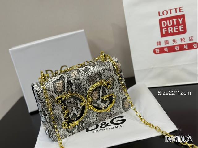 配盒 Bags Napoli 手袋灵感日记夏日优雅纷呈，＃Dolcegabbana 多样手袋丰富你的百变造型在dg包袋家族中，创意总监stefano和domen