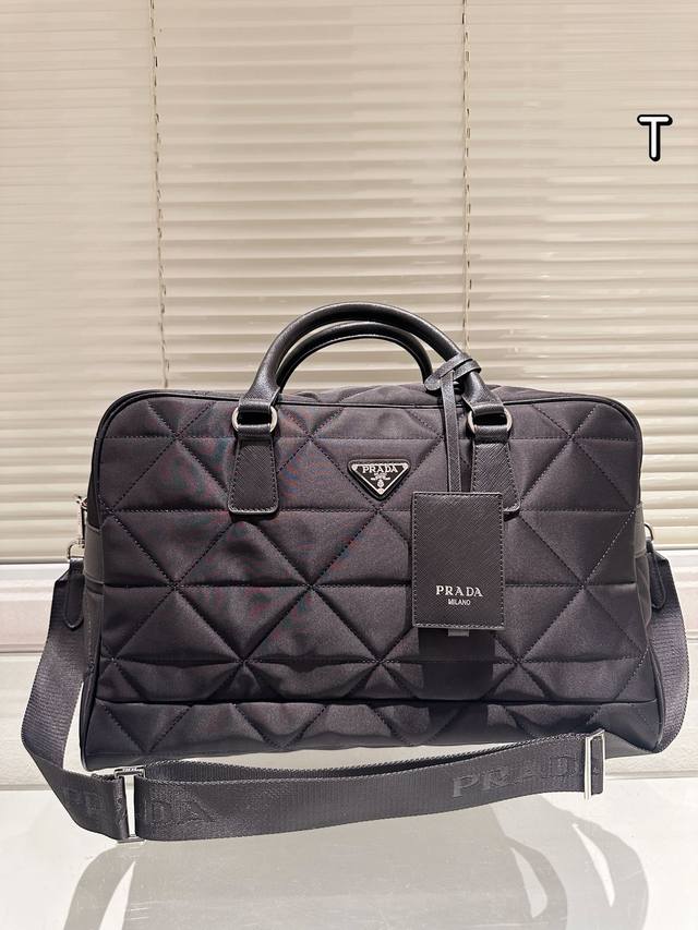 原版布 Prada 新款 旅行包 新款 Tessuto Locker再生尼龍鎖頭 Aimee 到店啦～ 輕便的尼龍材質拼配小牛皮細節 附上prada經典鎖頭 這