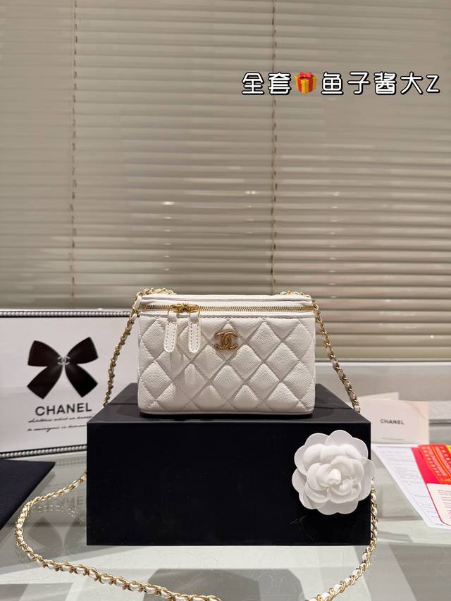 大号鱼子酱 Chanel新款链条盒子包 香奈儿爆火的小金球系列已经火了好几年~火爆程度导致傲娇的香奶奶都在不断的返场~ 今年新款的金球长方形化妆盒增加了小镜子和