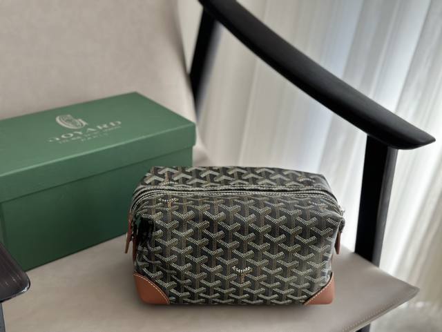 配盒 Size：22*15Cm 我也有个nba球星的同款洗漱包啦！ Goyard 戈雅 洗漱包 化妆包 变成了球员们的手包， 好看有范哦！ 两边的按扣解开后，