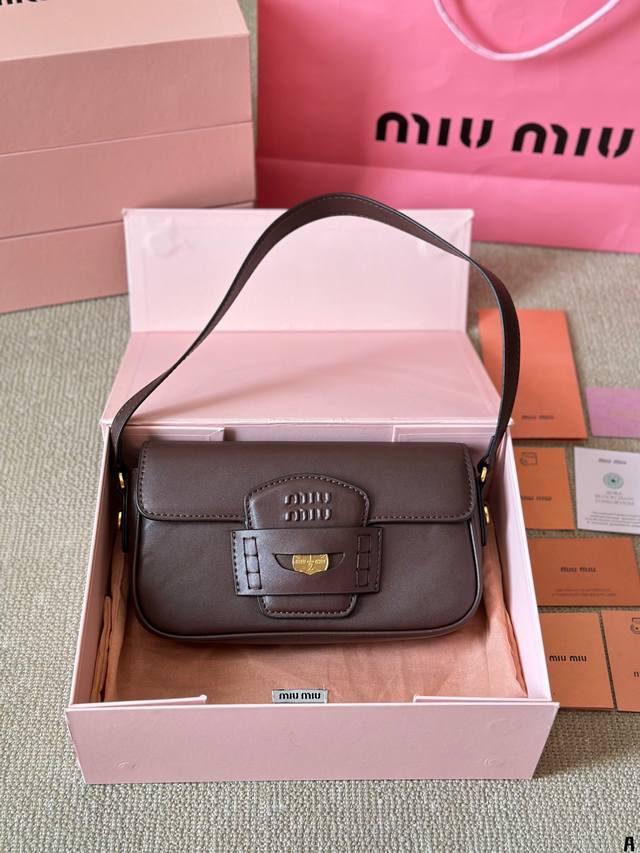 Miumiu限定款mini 简单又好看 Miumiu而且超级实用， #Miumiu新款包包 尺寸23 14Cm